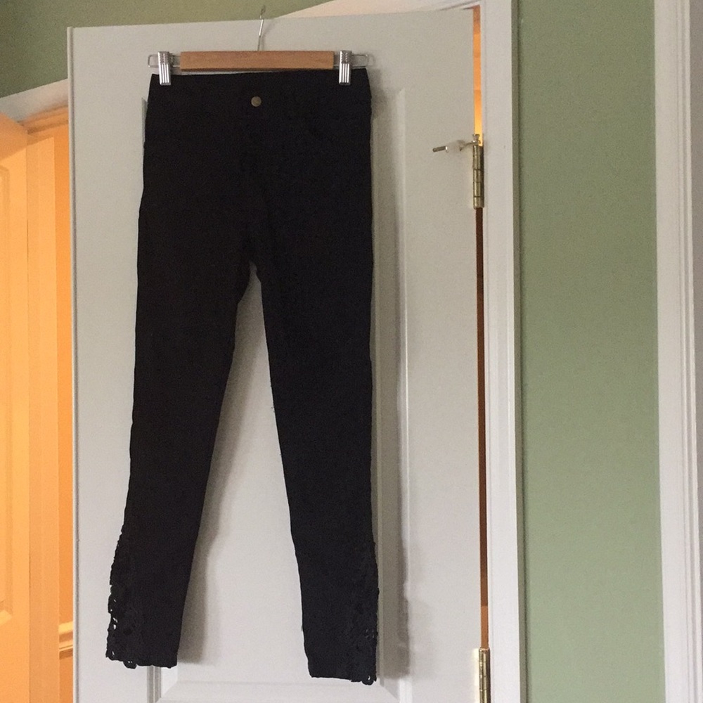 Leggings beautiful detailing at ankle